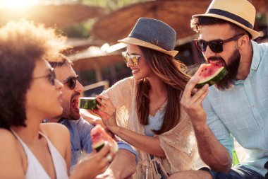 Arkadaşlar eğlenmeye karpuz yeme toggether.