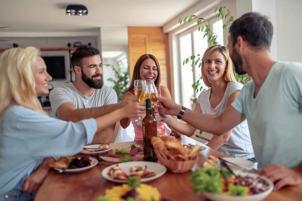 Baráti Társaság Amelynek Nagy Idő Otthon Együtt Ebédelnek — Stock Fotó