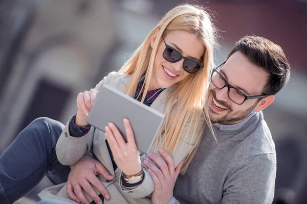 Jeune Couple Utilisant Tablette Sur Rue Ville — Photo