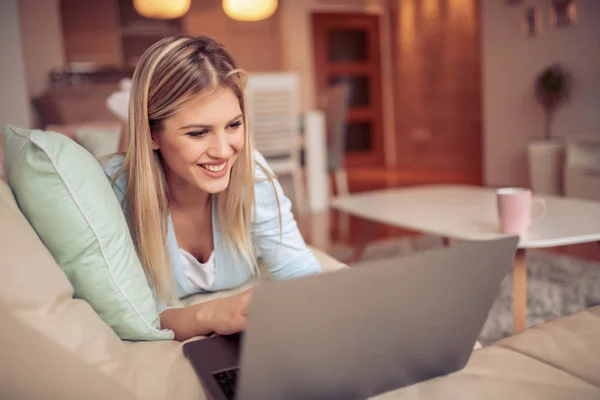 Mujer Joven Trabajando Desde Oficina Casa — Foto de Stock