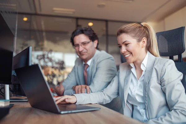 Portrait Two Business People Discussing New Project — Stock Photo, Image