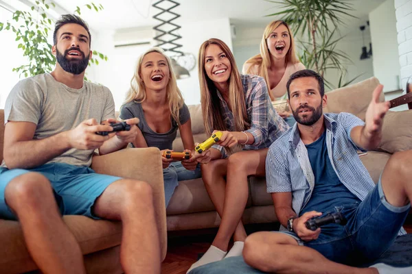 Amici Eccitati Che Giocano Videogiochi Casa Seduti Sul Divano Che — Foto Stock