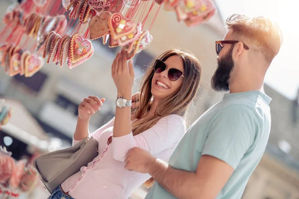 Coppia Amorevole Trova Sulla Strada Fronte Uno Stand Con Lecca — Foto Stock