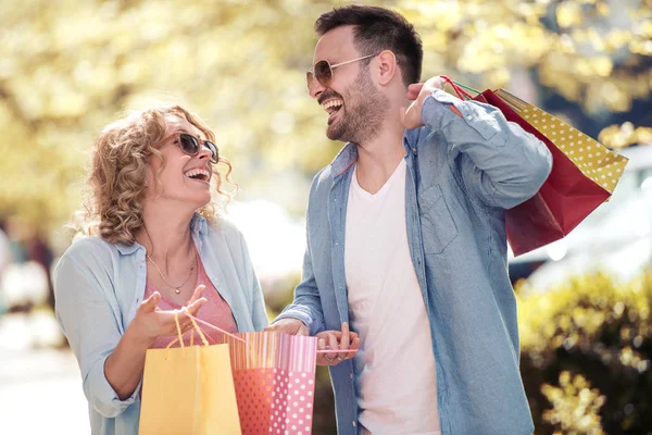 Casal Alegre Com Sacos Compras Cidade — Fotografia de Stock