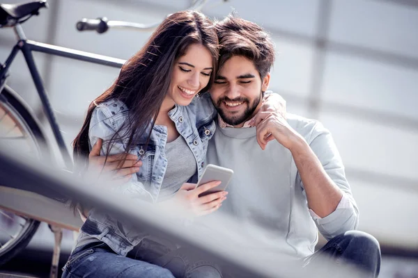 Pareja Joven Usando Smartphone Sentada Escaleras — Foto de Stock