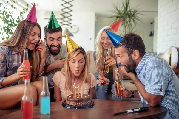 お祝いのケーキで誕生日を祝う幸せな友達 — ストック写真