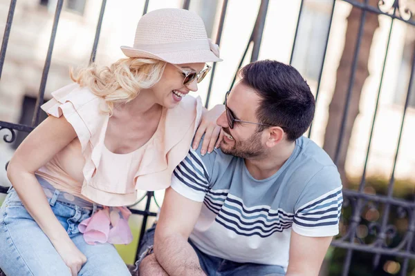 Souriant Jeune Couple Amuser Rire Extérieur Plein Jour — Photo