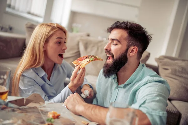Pareja Comiendo Pizza Casa Disfrutando Juntos — Foto de Stock