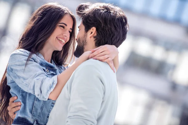 Feliz Pareja Romántica Divirtiéndose Calle — Foto de Stock