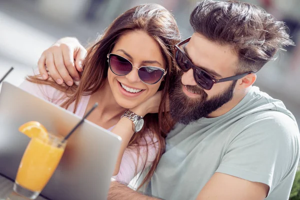 Junges Paar Trinkt Kaffee Café Sie Lächeln Schauen Auf Laptop — Stockfoto