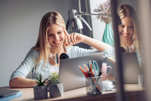 Joven Freelancer Trabajando Desde Casa — Foto de Stock