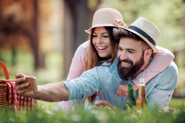 Fotografie Mladých Roztomilý Pár Piknik Selfie Chytrý Telefon — Stock fotografie