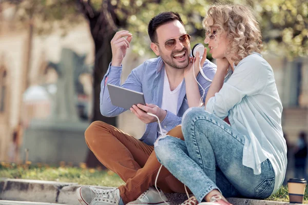Jeune Couple Utilisant Une Tablette Écoutant Musique Dans Rue — Photo