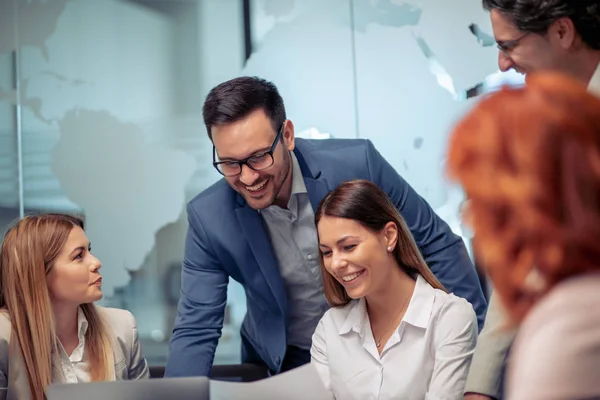 Grupo Jóvenes Exitosos Empresarios Que Trabajan Juntos Proyectos Oficinas Modernas — Foto de Stock