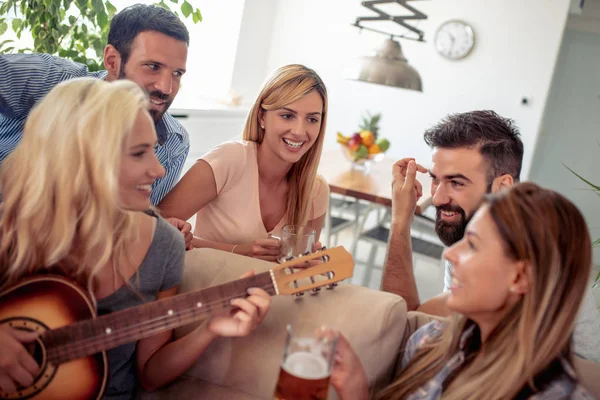 Ευτυχισμένοι Φίλοι Που Παίζουν Κιθάρα Και Ακούνε Μουσική Στο Σπίτι — Φωτογραφία Αρχείου