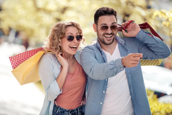 Pareja Alegre Con Bolsas Compras Ciudad —  Fotos de Stock