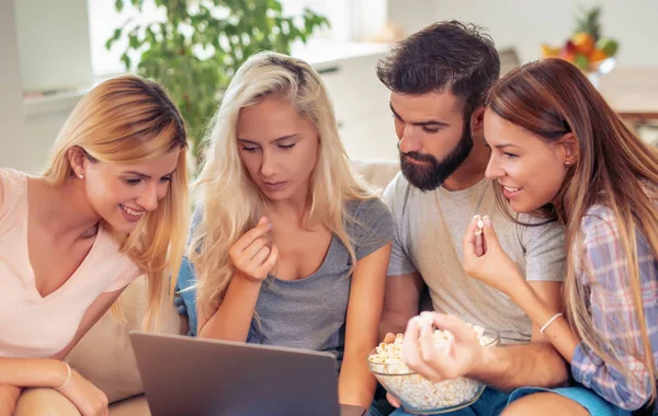 Grupo Alegre Amigos Olhando Para Laptop Comendo Pipocas Casa — Fotografia de Stock