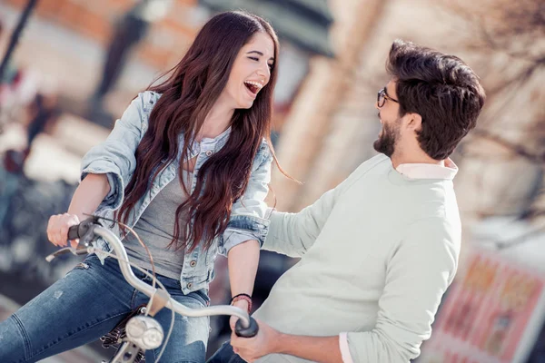 Junges Paar Fährt Fahrrad Und Hat Spaß Der Stadt — Stockfoto