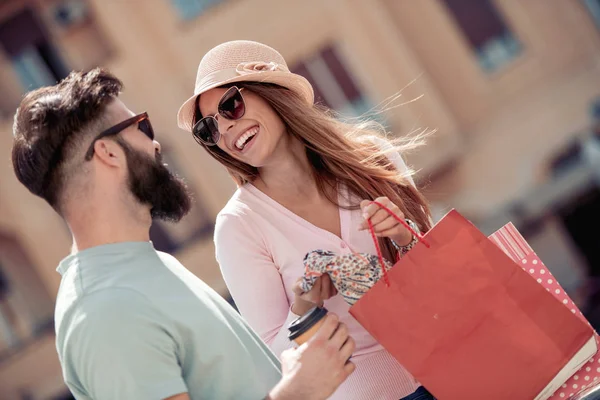 Junges Glückliches Paar Mit Einkaufstüten Der Stadt — Stockfoto