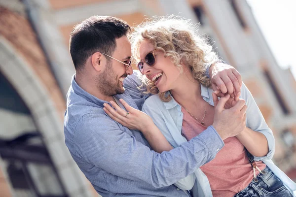 Joven Pareja Feliz Pasar Buen Rato Calle Ciudad — Foto de Stock