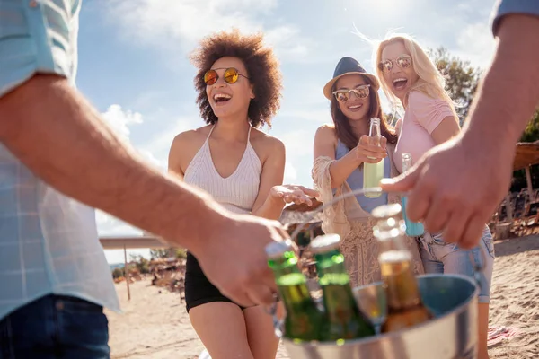 Grupo Amigos Disfrutando Bebidas Divirtiéndose Bailando Playa —  Fotos de Stock