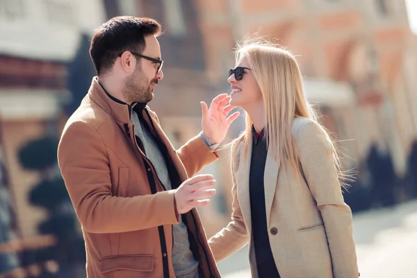 Romantiska Unga Par Promenader City — Stockfoto