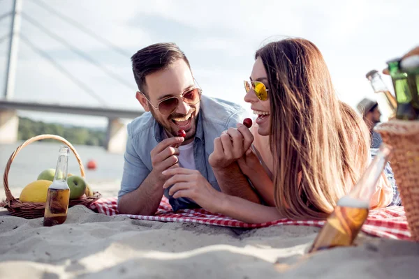 Retrato Pareja Feliz Juntos Playa Divirtiéndose — Foto de Stock