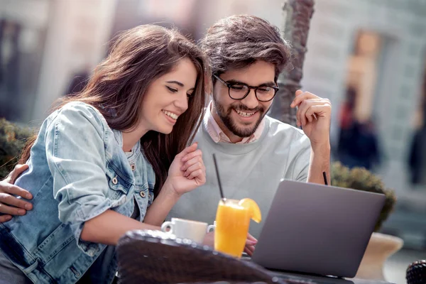 Jeune Couple Sur Sortir Ensemble Dans Café Utilisant Ordinateur Portable — Photo