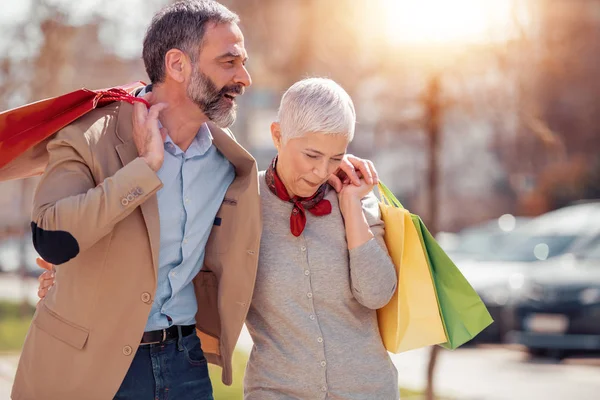 Ouder Paar Van Toeristen Die Genieten Van Samen Winkelen — Stockfoto