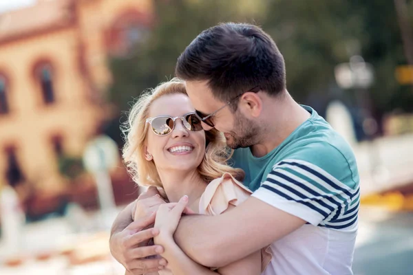 Pareja Joven Abrazando Disfrutando Ciudad Luz Del Día — Foto de Stock