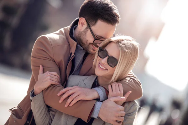 Romantique Jeune Couple Marchant Ville — Photo