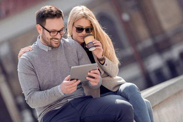 Junges Paar Mit Tablet Auf Der Stadtstraße — Stockfoto