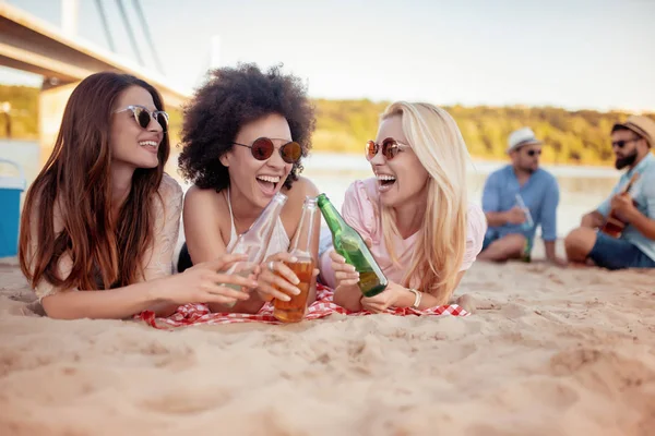 Kvinnliga Vänner Att Kul Stranden — Stockfoto