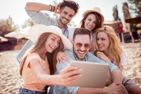 Verano Vacaciones Vacaciones Felicidad Concepto Grupo Amigos Tomando Selfie — Foto de Stock