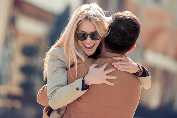 Romántica Pareja Joven Caminando Ciudad — Foto de Stock