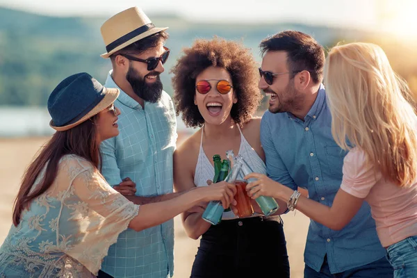 Grupp Vänner Att Roligt Och Dansa Stranden — Stockfoto