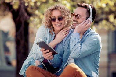 tablet kullanma ve sokakta müzik dinlemek genç çift