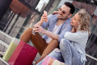 Genç çift ve şehir alışveriş Smartphone vasıl arıyorsunuz