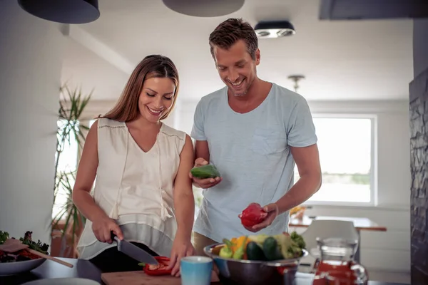 Vrolijke Paar Koken Samen Hun Keuken Thuis — Stockfoto