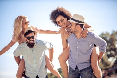 Sahilde, eğleniyor arkadaşlar yaz zevk.