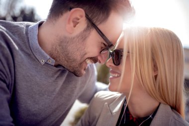 Şehirde yürüyüş romantik genç çift