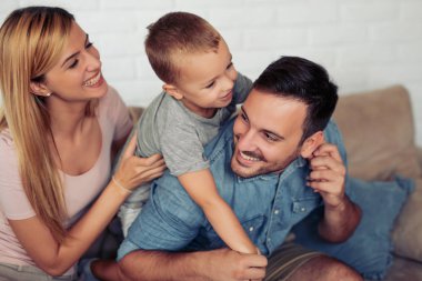 Mutlu aile anne, baba ve çocuk evde iyi vakit