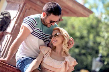 Şehirde yürüyüş romantik genç çift