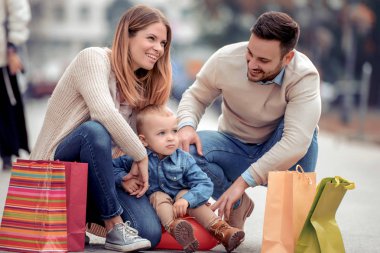 mutlu aile ile alışveriş torbaları ışığında birlikte eğleniyor