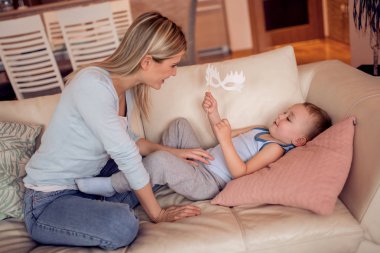 Genç Anne onunla iki yıl oturma odasında eğleniyor eski küçük oğlu.