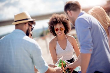 Arkadaş birlikte sahilde zevk, soğuk bira içmek.