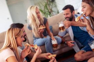 Neşeli grup arkadaşıyla birlikte evde eğlenmek, pizza yemek.