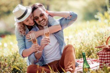 Yeşil bahar park piknik üzerinde çift