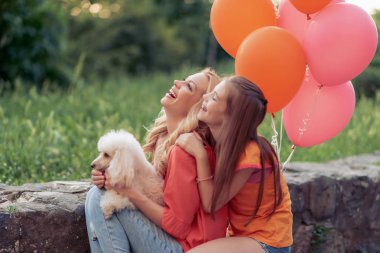 güzel anne ve gülen ve having fun yaz su birikintisine ile parkta kız