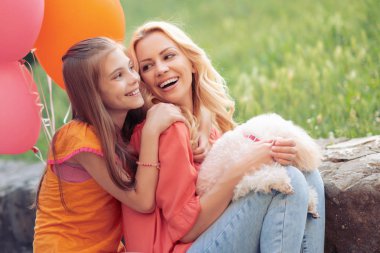 güzel anne ve gülen ve having fun yaz su birikintisine ile parkta kız